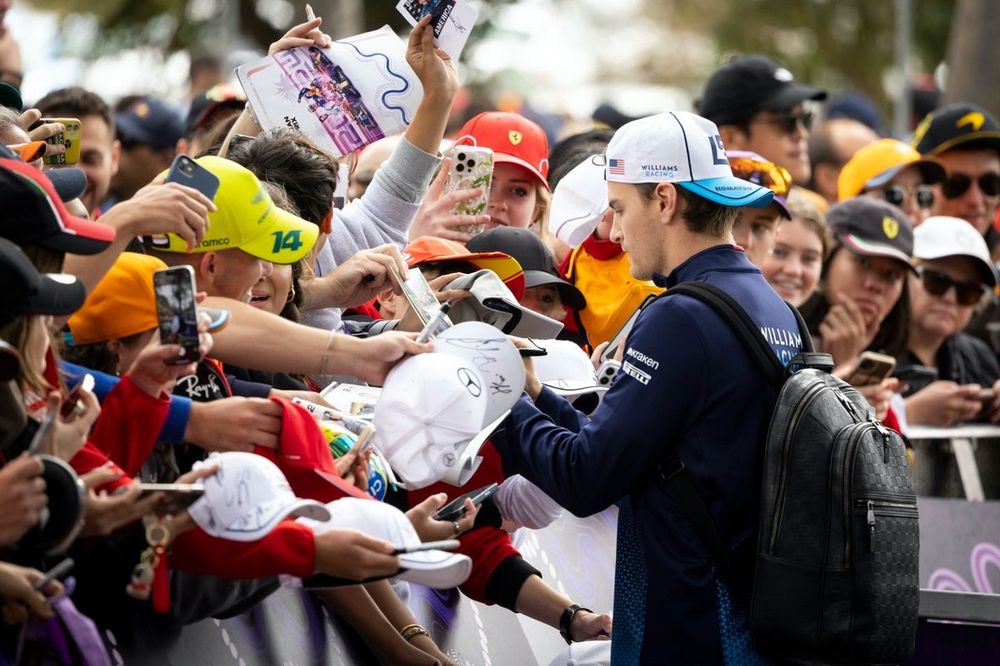 Logan Sargeant, Williams Racing, firma autógrafos para los aficionados 