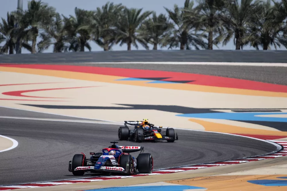 Daniel Ricciardo, RB F1 Team VCARB 01 y Sergio P&eacute;rez, Red Bull Racing RB20 