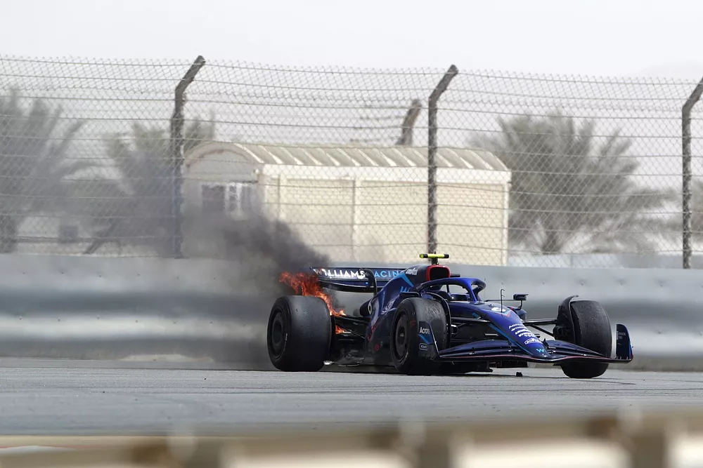 Nicholas Latifi, Williams FW44, para despu&eacute;s de incendiar la parte trasera