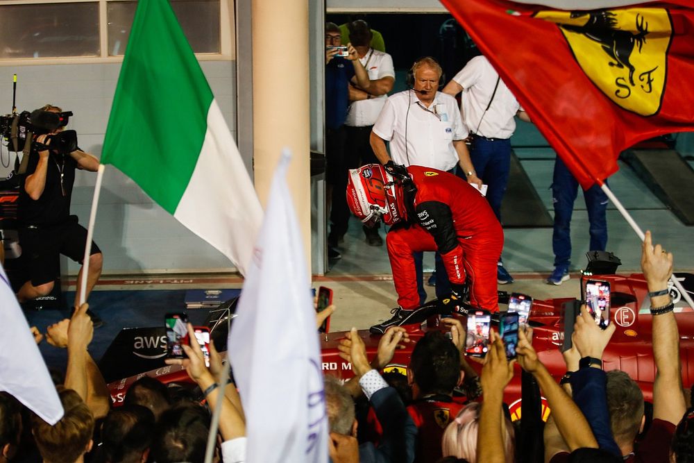 Charles Leclerc, Ferrari F1-75, 1ª posición, celebra su llegada al Parc Ferme