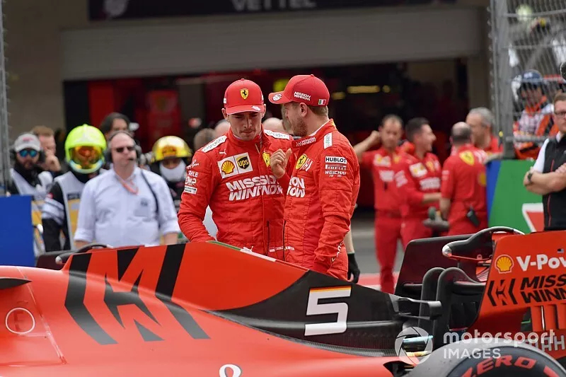 Charles Leclerc, Ferrari, y Sebastian Vettel, Ferrari, se felicitan despu&eacute;s de la calificaci&oacute;n