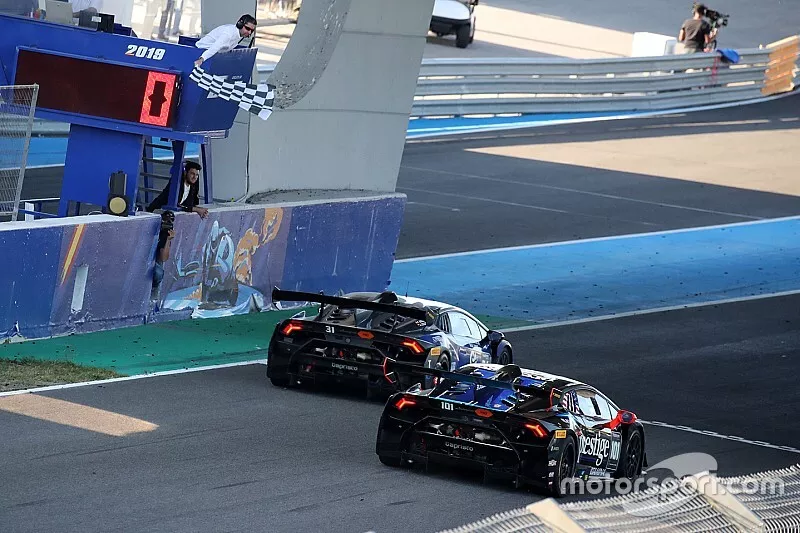 #31 Jonathan Cecotto, Frederik Schandorff, Target Racing, battono in volata #101 Sandy Mitchell, Andrea Amici, Prestige Performance