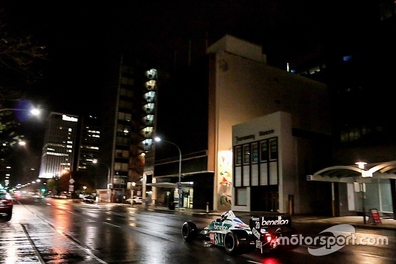VIDEO: Carros de F1 fazem demonstração noturna em Adelaide