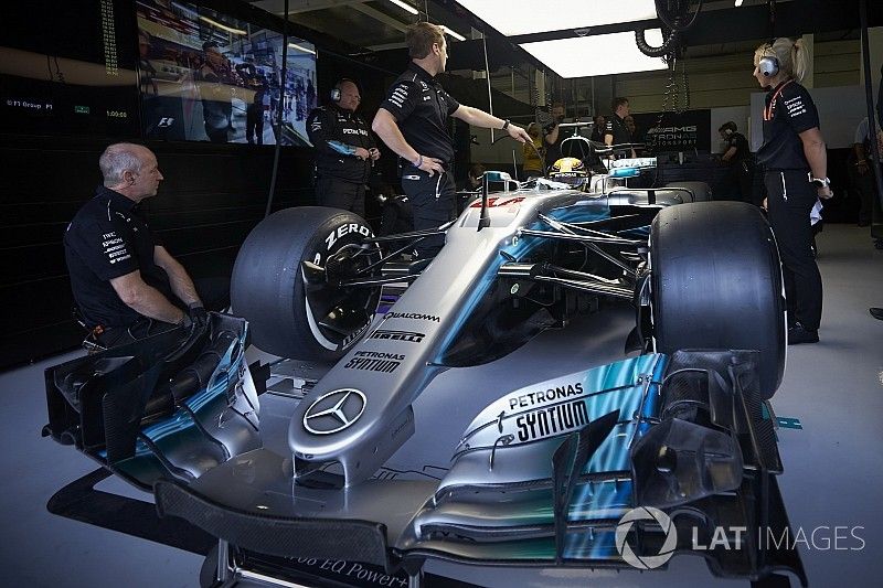 Lewis Hamilton, Mercedes AMG F1 W08, en el garaje de Mercedes