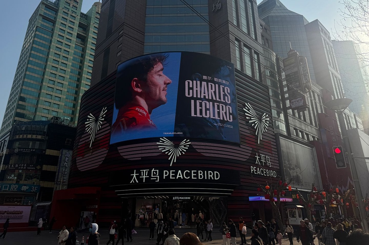 F1 | In centro a Shanghai c'è il volto di Leclerc ovunque, ma non è una campagna Ferrari...
