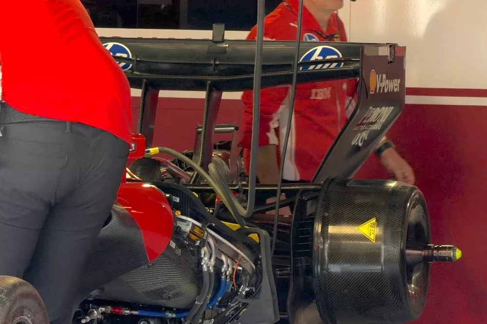 Detalle del aler&oacute;n trasero "Macarena" del Ferrari SF-26