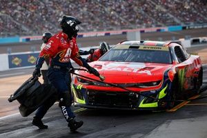 William Byron se disculpa con Hamlin por provocar la bandera amarilla