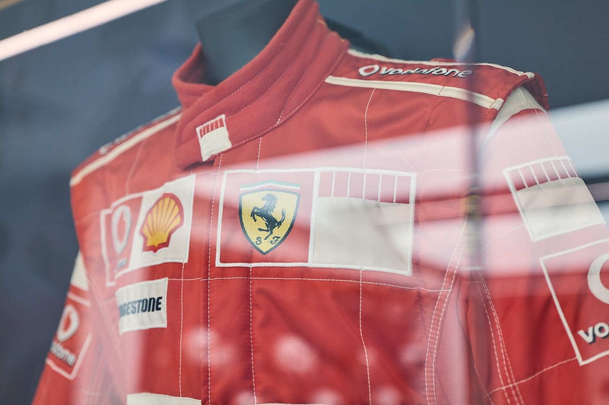 Nel cuore di OMP: segreti e realizzazione delle tute dei Campioni