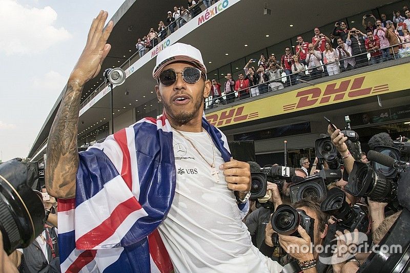 Campe&oacute;n del Mundo 2017, Lewis Hamilton, Mercedes AMG F1 celebra en el garaje