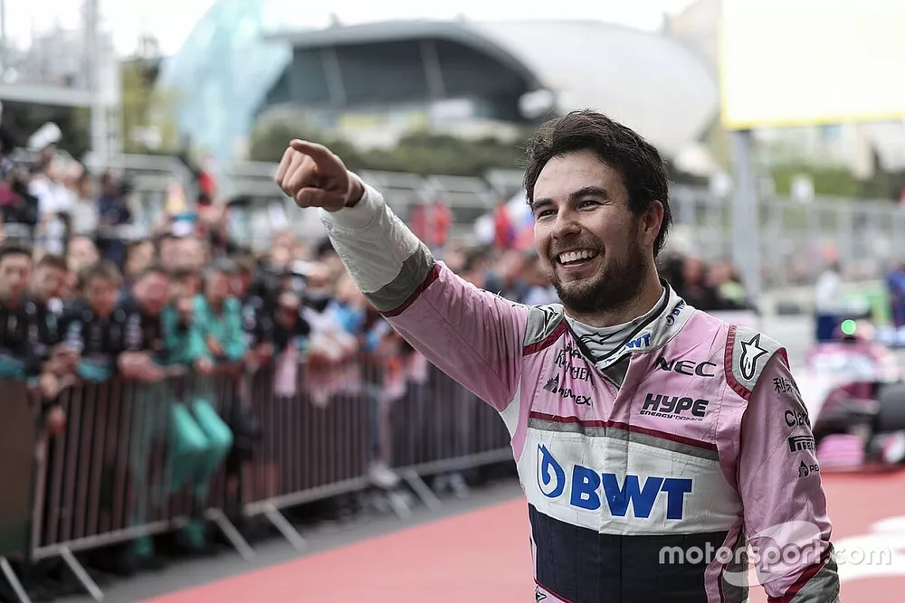 Le troisième, Sergio Perez, Force India fête son podium dans le Parc Fermé