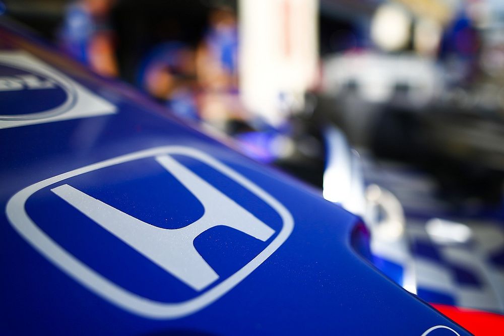 Un logo de Honda en la nariz de un Toro Rosso en el pit lane