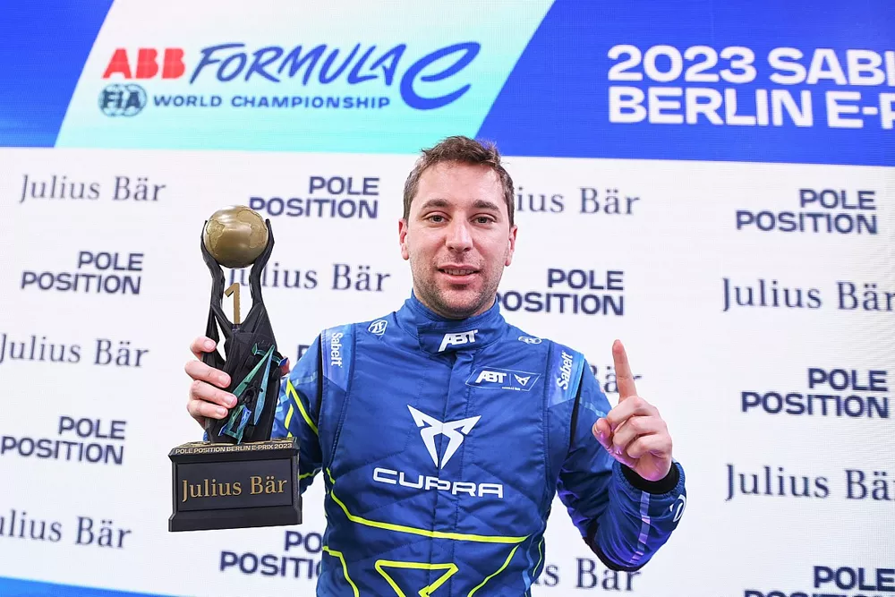 Robin Frijns, ABT CUPRA Racing, with his Julius Baer pole position award