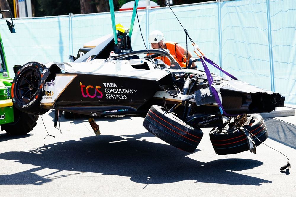 Marshals remove the car of Sam Bird, Jaguar Racing, Jaguar I-TYPE 6, with a crane after a big crash on the 9th lap
