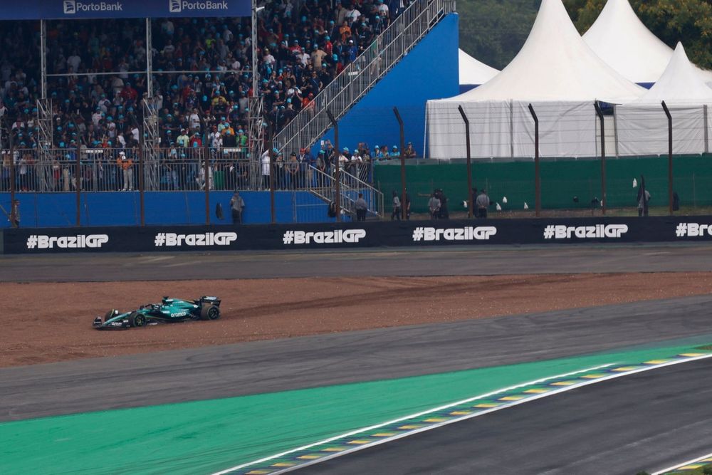 Lance Stroll, Aston Martin AMR24, fica preso na brita antes da largada