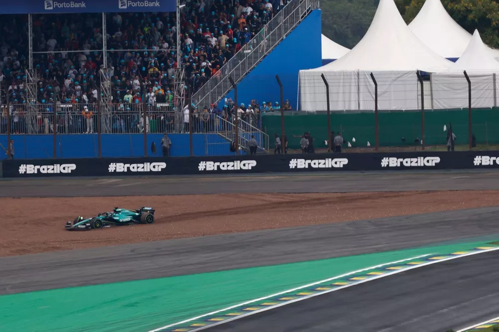 Lance Stroll, Aston Martin AMR24, sort de la piste avant le d&eacute;part