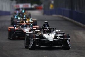 Evans wygrywa po starcie z ostatniego pola