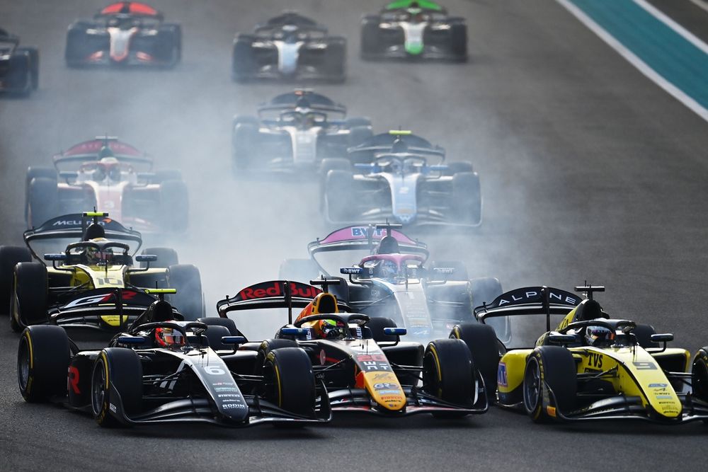 Ritomo Miyata, Rodin Motorsport, Isack Hadjar,  
 Campos Racing, Kush Maini, Invicta Racing en la salida