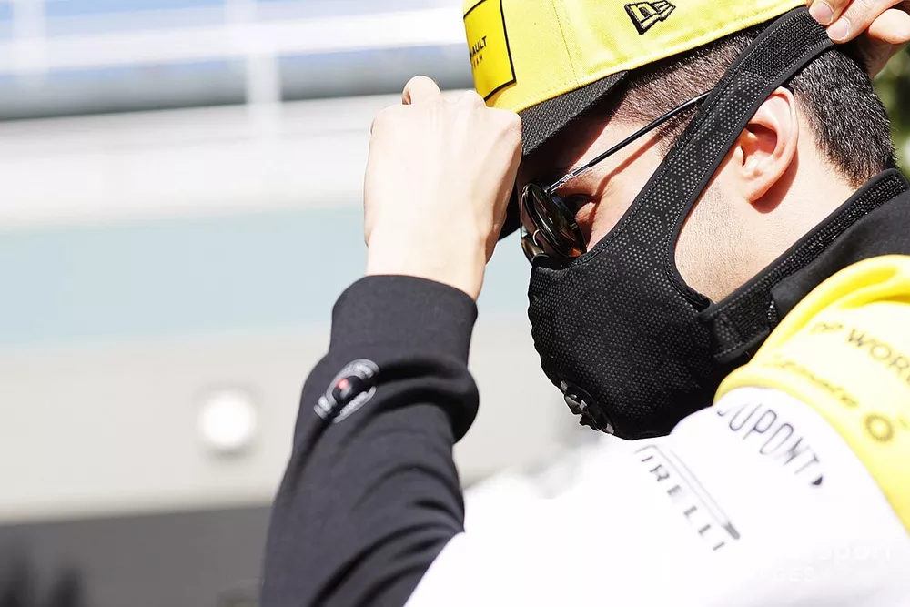 Esteban Ocon, Renault F1 Team, indossa una mascherina protettiva in risposta alla pandemia da Coronavirus