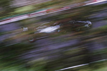 Hamilton nyerte a Japán Nagydíj időmérőjét, Vettel csak 9. a Ferrarival