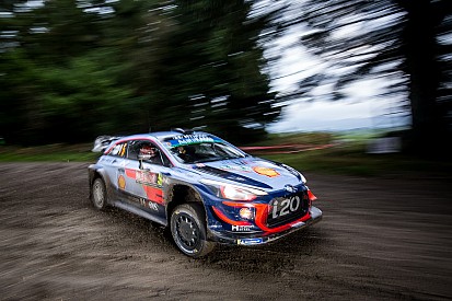 Neuville pone en jaque su Mundial tras un error en Gales