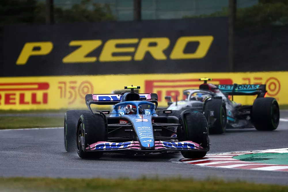 Esteban Ocon, Alpine A522, Lewis Hamilton, Mercedes W13