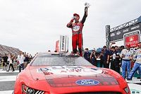 Harvick puso fin a una sequía de 65 carreras en Michigan