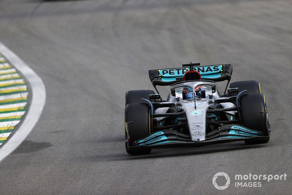 George Russell, Mercedes W13, Sebastian Vettel, Aston Martin AMR22