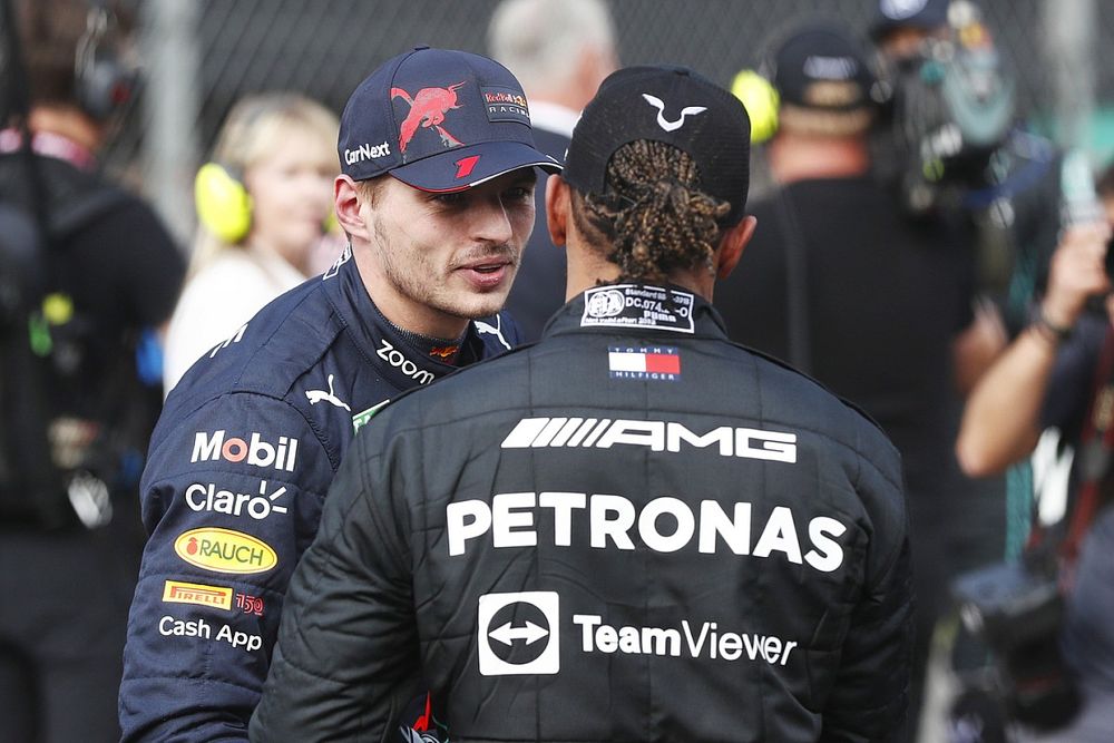 Ganador de la pole, Max Verstappen, de Red Bull Racing, es felicitado por Lewis Hamilton, de Mercedes AMG