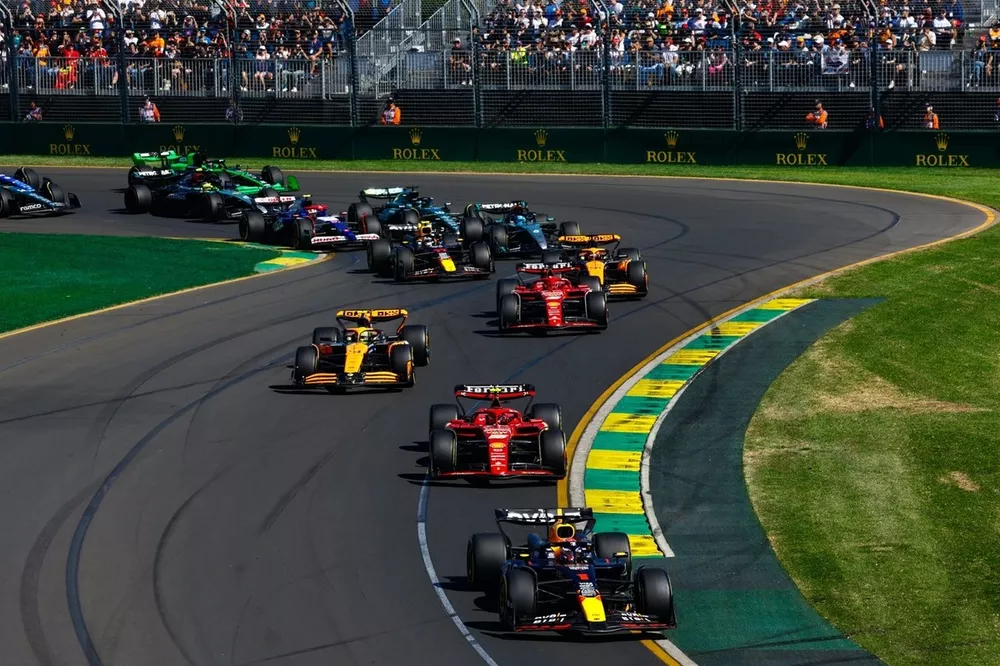 Max Verstappen, Red Bull Racing RB20, Carlos Sainz, Ferrari SF-24, Lando Norris, McLaren MCL38, Charles Leclerc, Ferrari SF-24, Oscar Piastri, McLaren MCL38, the rest of the field at the start