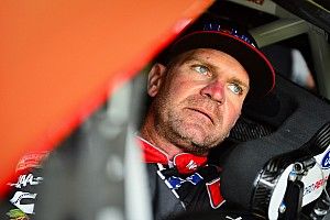 Bowyer dice que el bloqueo de Dillon fue "tonto" tras el accidente de 17 autos