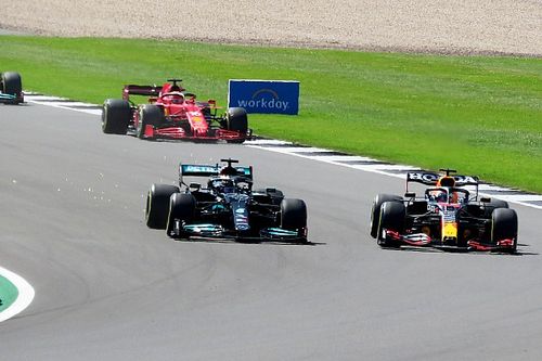 Hamilton explica su visión del choque con Verstappen en Silverstone 2021