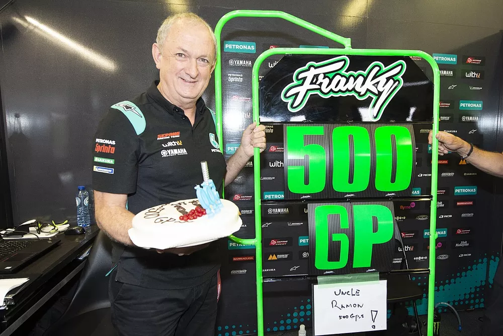 El jefe del equipo Ram&oacute;n Forcada celebra la carrera n&uacute;mero 500 de Franco Morbidelli, Petronas Yamaha SRT
