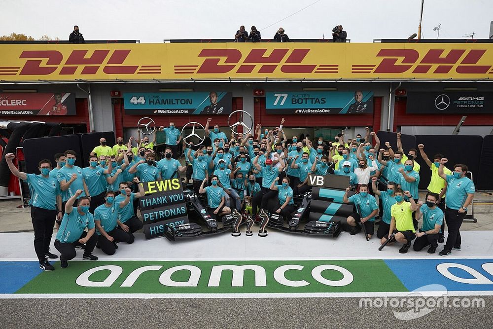 Race Winner Lewis Hamilton, Mercedes-AMG F1, second place Valtteri Bottas, Mercedes-AMG F1, Toto Wolff, Executive Director (Business), Mercedes AMG celebrates with the team the seventh constructors title