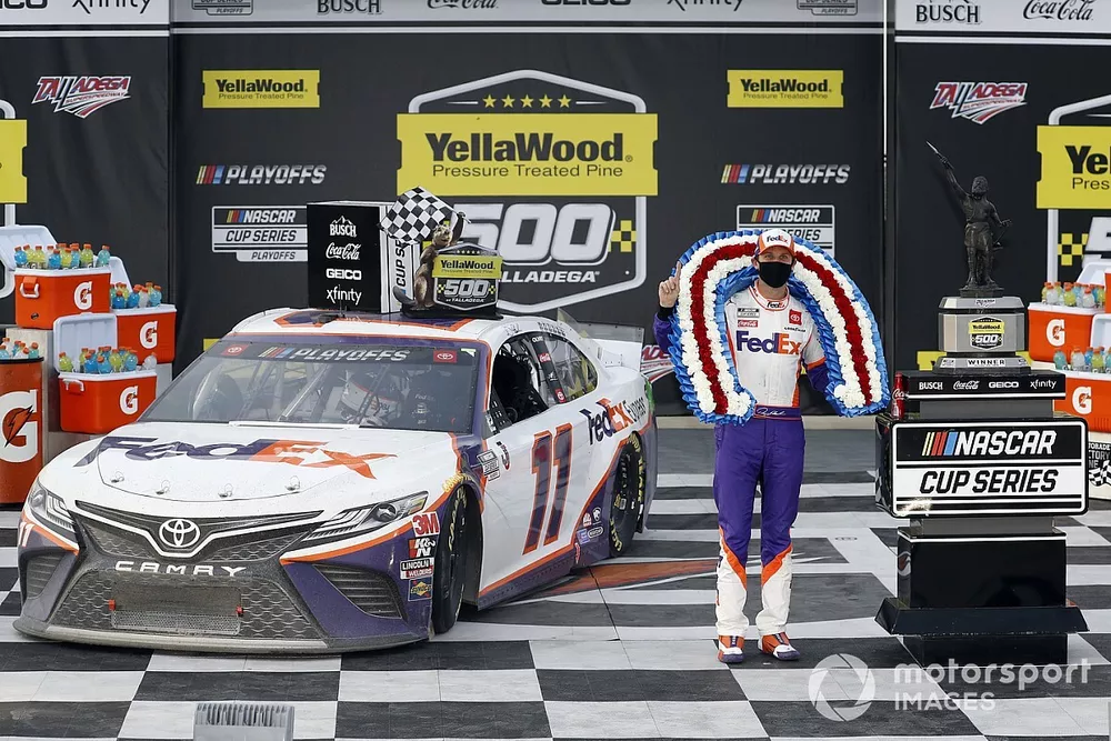Denny Hamlin, Joe Gibbs Racing, Toyota Camry FedEx Express celebrates in victory lane 