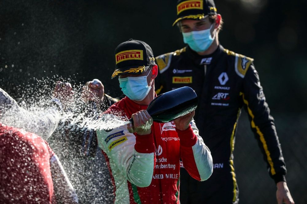 Podio: ganador de la carrera Mick Schumacher, Prema Racing, y tercer lugar Christian Lundgaard, ART Grand Prix