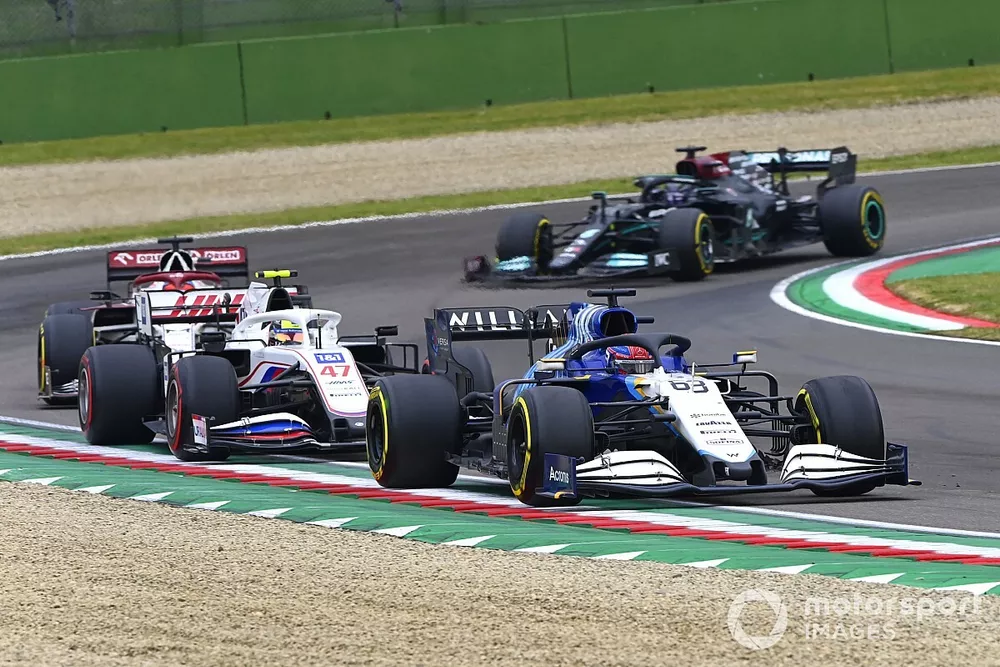 George Russell, Williams FW43B, Mick Schumacher, Haas VF-21, Kimi Raikkonen, Alfa Romeo Racing C41 et Lewis Hamilton, Mercedes W12