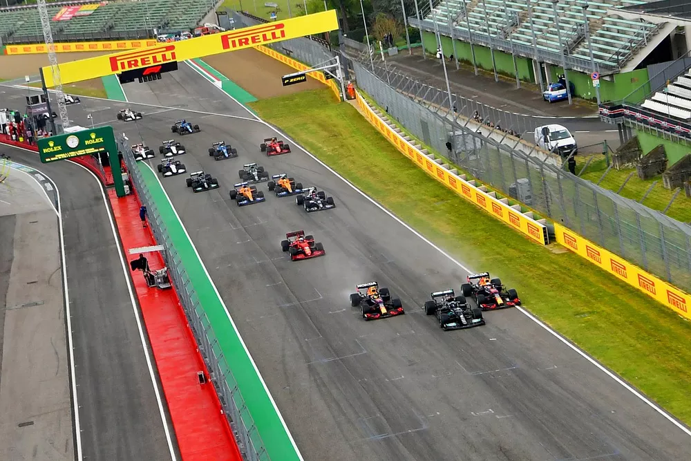 Lewis Hamilton, Mercedes W12, Max Verstappen, Red Bull Racing RB16B, Sergio Perez, Red Bull Racing RB16B, e  il resto delle auto alla partenza