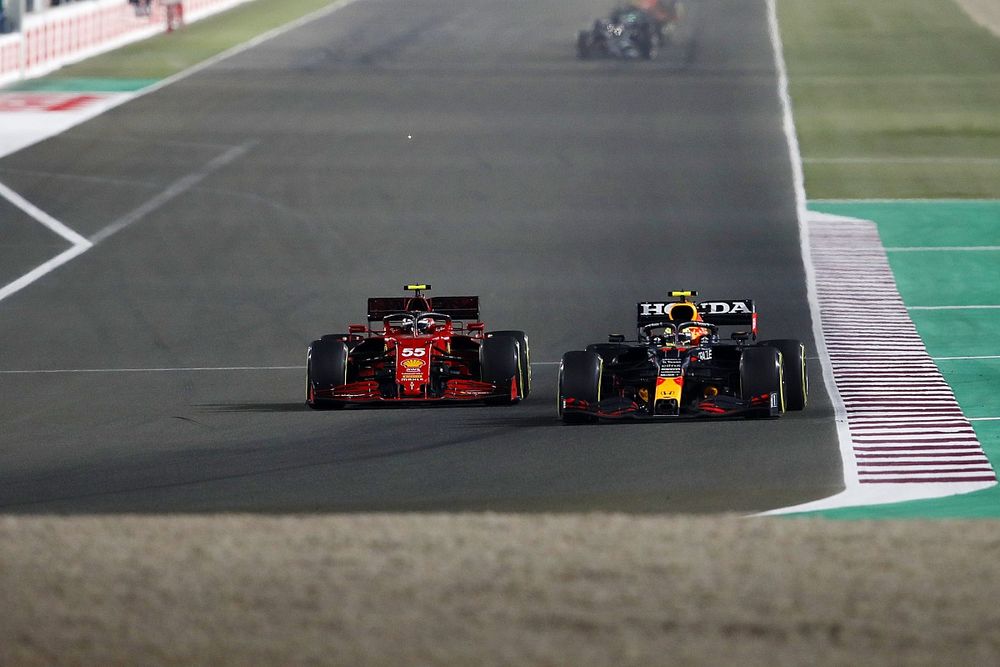 Carlos Sainz Jr., Ferrari SF21, lucha con Sergio Pérez, Red Bull Racing RB16B