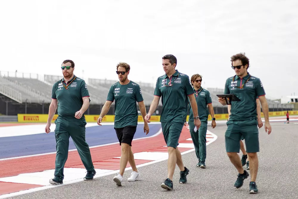 Sebastian Vettel, Aston Martin camina por la pista