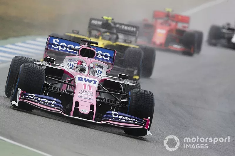 Sergio P&eacute;rez, Racing Point RP19, lidera a Nico Hulkenberg, Renault F1 Team R.S. 19, y a Charles Leclerc, Ferrari SF90.