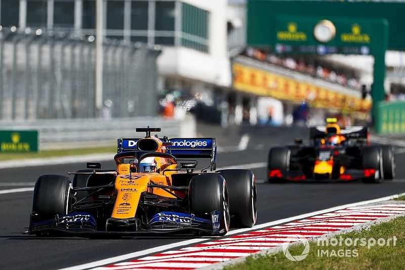 Carlos Sainz Jr., McLaren MCL34, Pierre Gasly, Red Bull Racing RB15