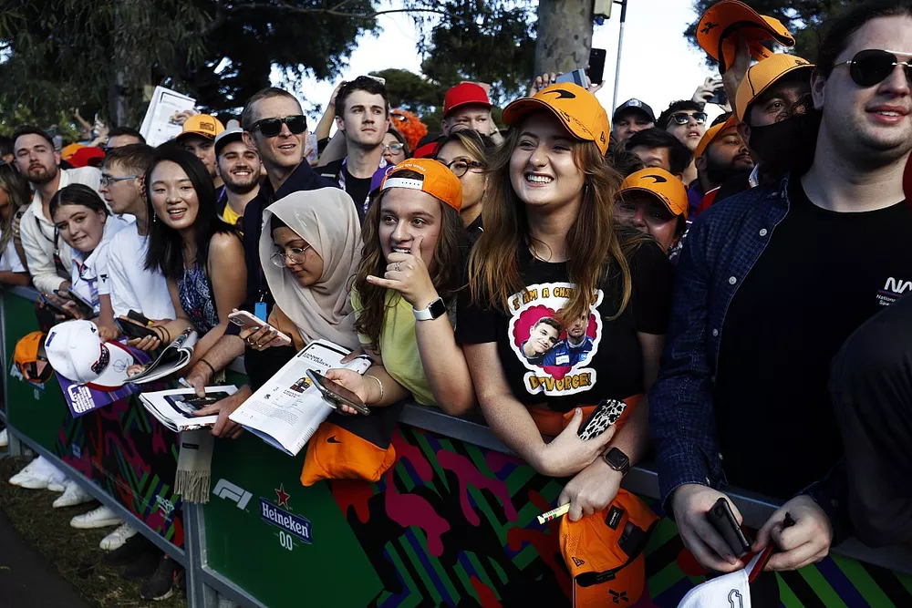 Los fans de McLaren entre los cazadores de aut&oacute;grafos 