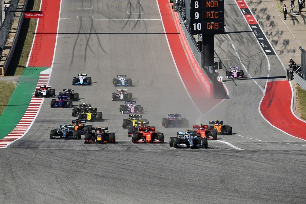 Valtteri Bottas, Mercedes AMG W10, lidera a Sebastian Vettel, Ferrari SF90, Max Verstappen, Red Bull Racing RB15, Lewis Hamilton, Mercedes AMG F1 W10, Charles Leclerc, Ferrari SF90, Alexander Albon, Red Bull RB15 y el resto del campo en la salida
