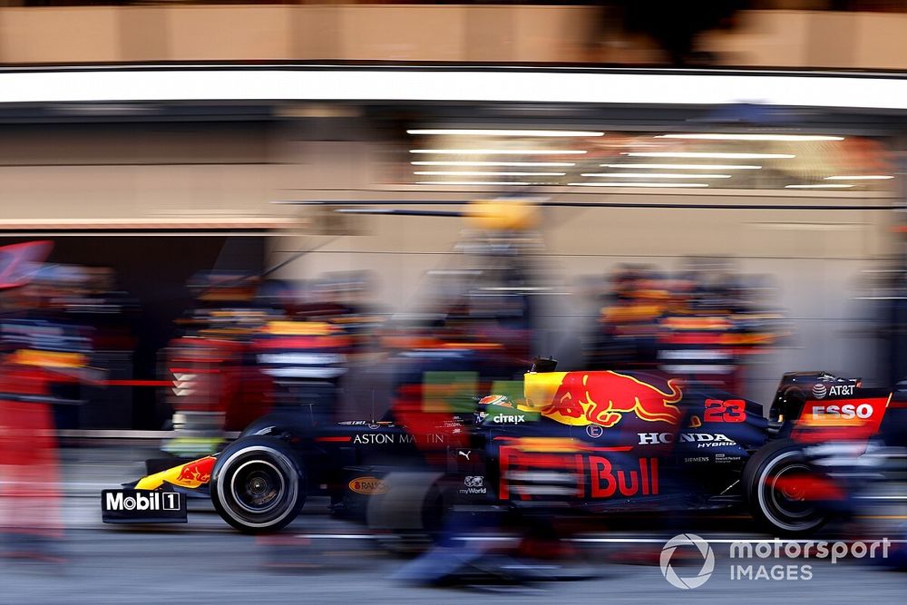 Alex Albon, Red Bull Racing RB16 pit stop