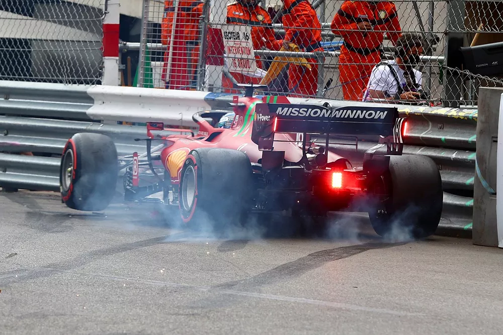 Charles Leclerc, Ferrari SF21, percute le rail &agrave; la fin des qualifications