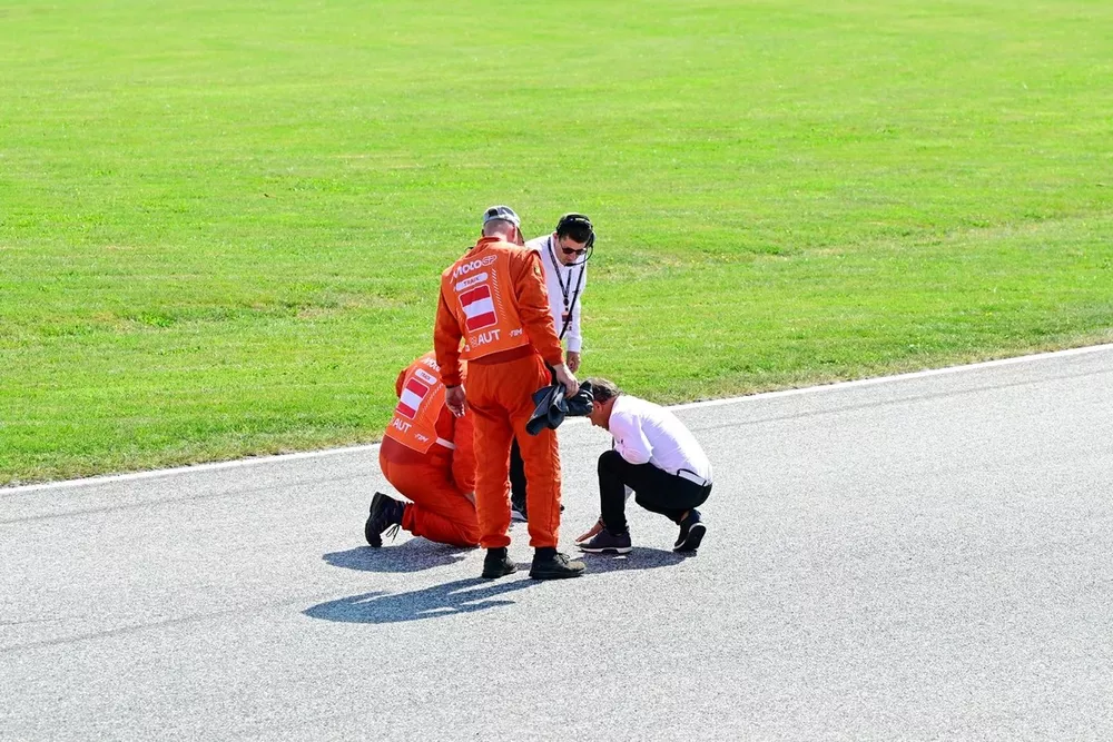 Los comisarios comprueban la pista tras una bandera roja.