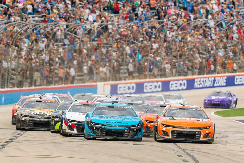 Ross Chastain, Trackhouse Racing Chevrolet; Chase Elliott, Hendrick Motorsports Chevrolet