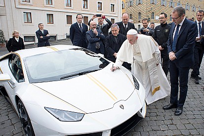 Gezegend: Dit is de Lamborghini van Paus Franciscus