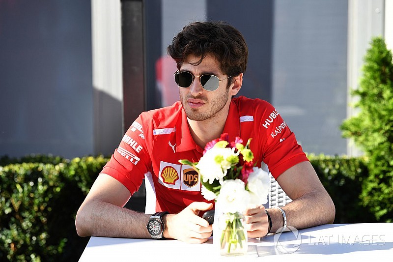Giovinazzi rajthoz áll Le Mans-ban a Ferrari színeiben