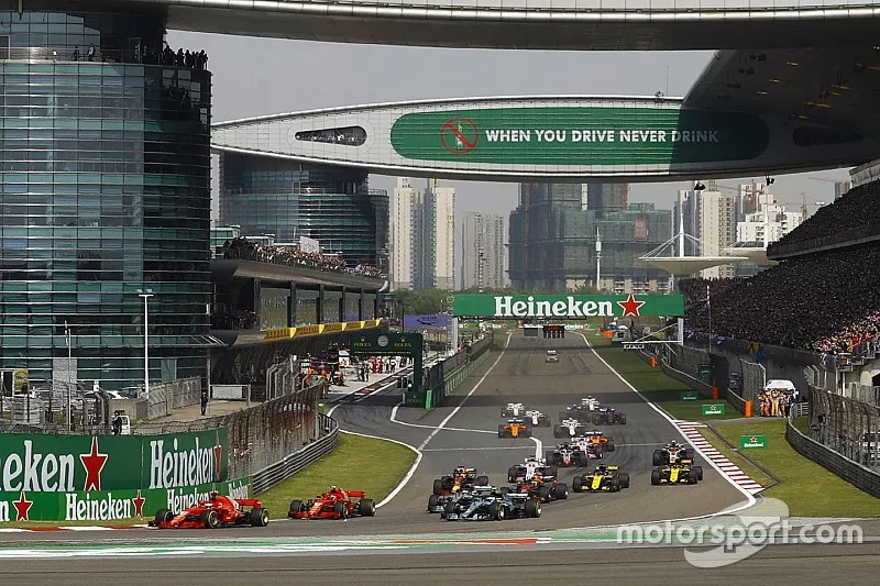 Sebastian Vettel, Ferrari SF71H, devant Kimi Raikkonen, Ferrari SF71H, Valtteri Bottas, Mercedes AMG F1 W09, Lewis Hamilton, Mercedes AMG F1 W09, Max Verstappen, Red Bull Racing RB14 Tag Heuer, et le reste du peloton au d&eacute;part